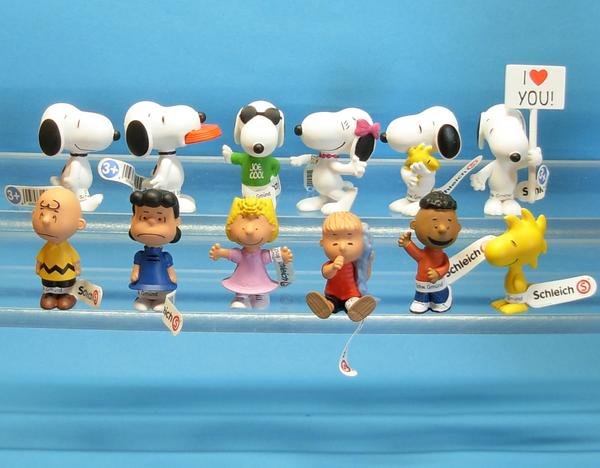 Peanuts / Snoopy CLASSICS 2014 SCHLEICH Serie komplett 12 Figuren alle mit Fähnchen