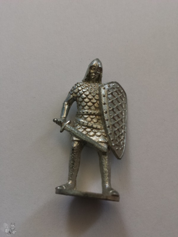 Ü-Ei Ritter mit Rüstung, Schwert und Langschild (neuere Fig)