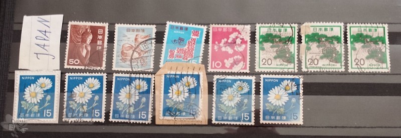 Japan Nippon 13 Briefmarken Blumen Tiere Figuren gestempelt 